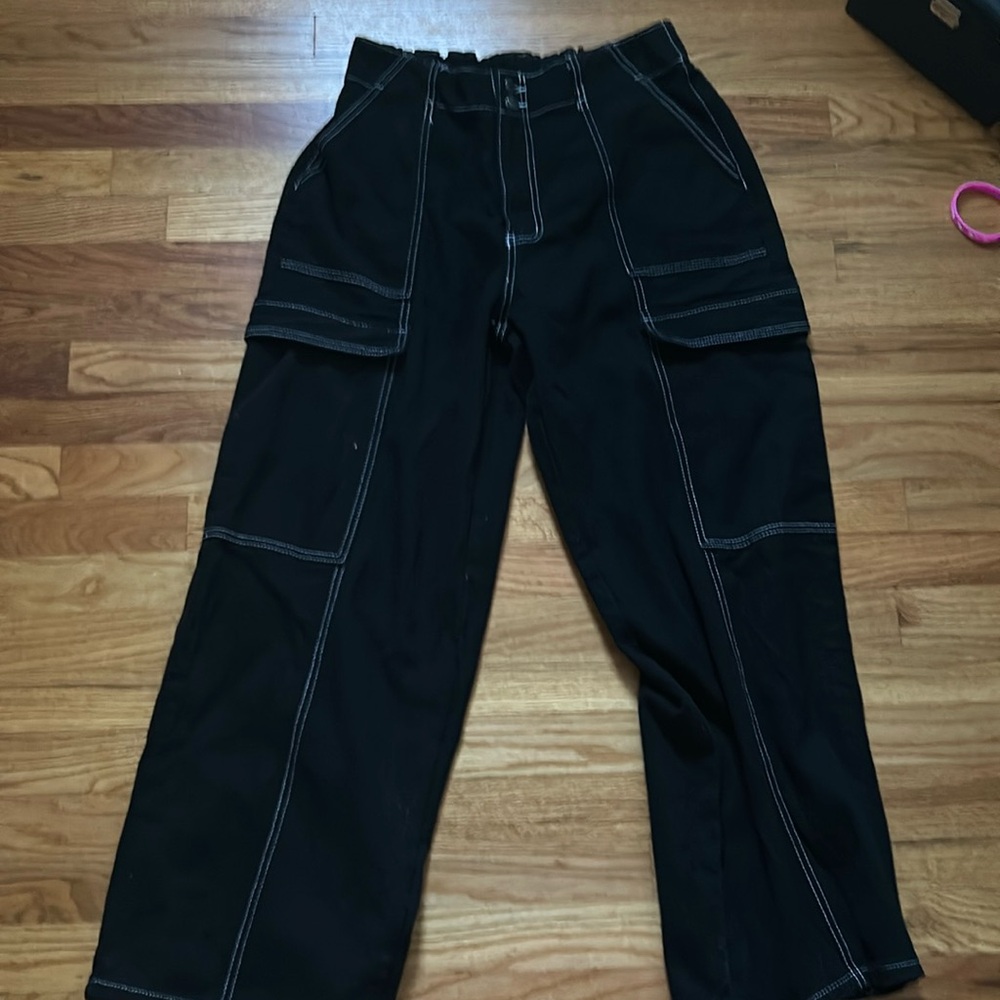 BLACK CARGO PANTS WITH WHITE STITCHING